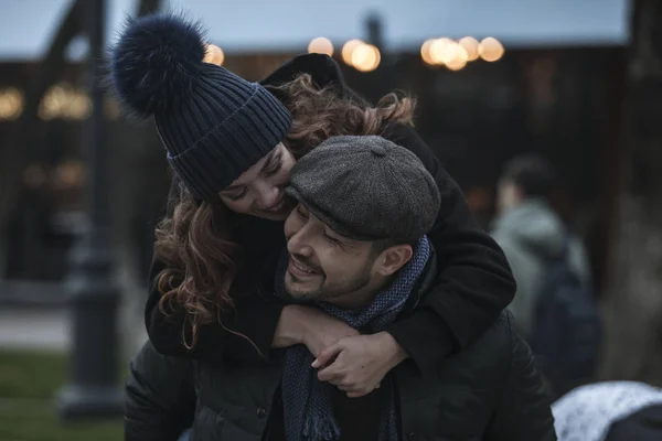 Pareja divirtiéndose al aire libre — Foto de Stock