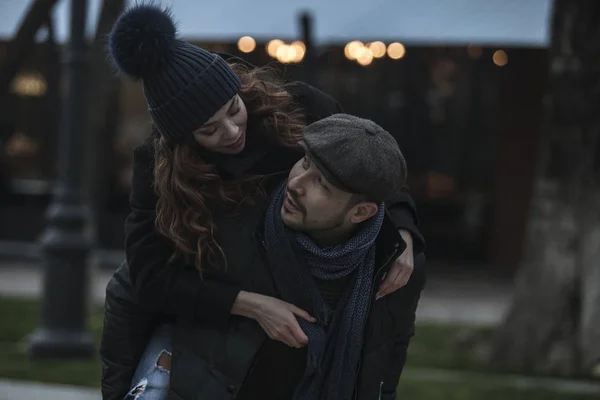 Couple s'amuser à l'extérieur Images De Stock Libres De Droits