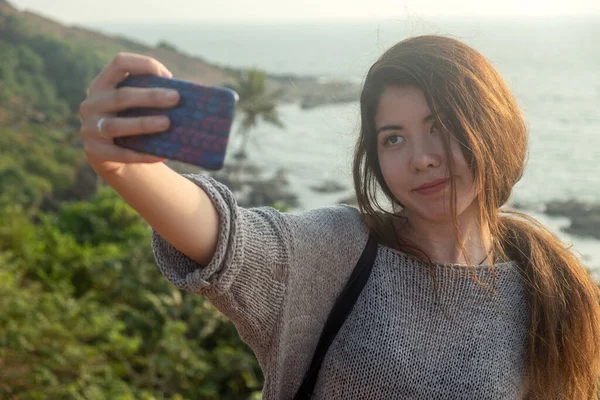 印度县Goan沿海海滩四处旅行的年轻女子 — 图库照片