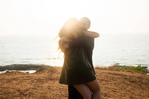 Backlit Retrato Jovem Casal Romântico Gira Abraço Contra Pano Fundo — Fotografia de Stock