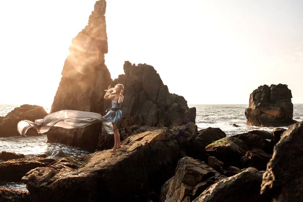 Bella Ragazza Europea Abito Lungo Erge Sulle Rocce Riva Mare — Foto Stock