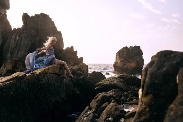Uzun Elbiseli Güzel Avrupalı Bir Kız Uçurumun Kenarında Oturuyor Denize — Stok fotoğraf