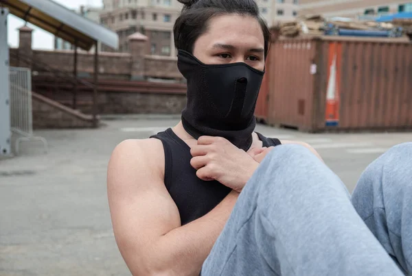 Man Doet Sport Oefening Een Zwart Shirt Masker Quarantaine — Stockfoto