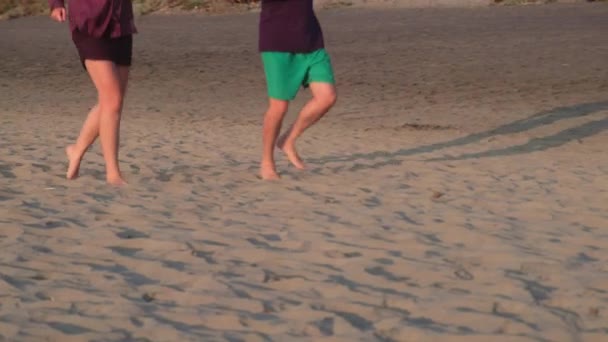 Νεαρό Ζευγάρι Τζόκινγκ Μια Παραλία Στο Ηλιοβασίλεμα Γκόα Ινδία — Αρχείο Βίντεο