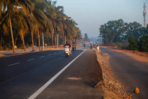 Manhã Estrada Meio Árvores Com Motociclistas Goa Índia — Fotografia de Stock