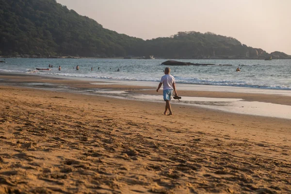 Uomo Che Cammina Tra Onde Sulla Spiaggia Goa India — Foto Stock