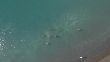 Suda plaj voleybolu oynayan insanların hava aracı görüntüleri.