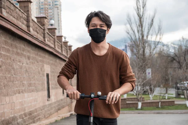 Young Man Riding Scooter City — Stock Photo, Image