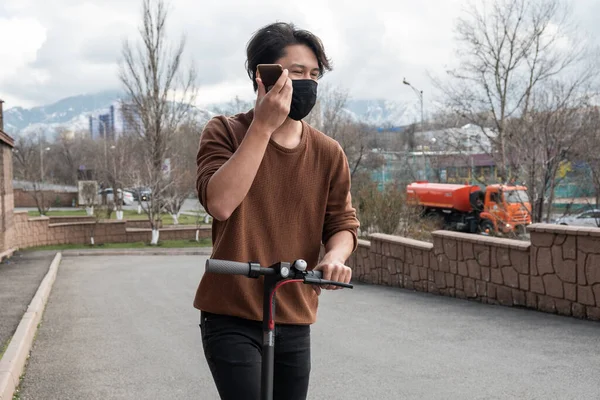 Mladý Muž Jezdí Skútru Mluví Mobilním Telefonem Městě — Stock fotografie