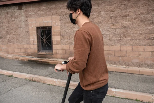 Genç Adam Şehirde Scooter Kullanıyor — Stok fotoğraf
