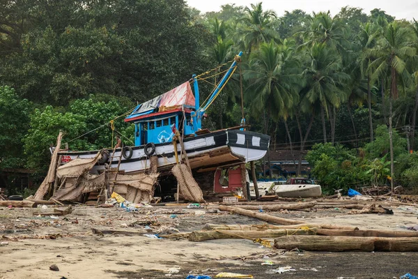 Starý Dřevěný Rybářský Člun Nyní Domovem Místních Obyvatel Goa Indie — Stock fotografie
