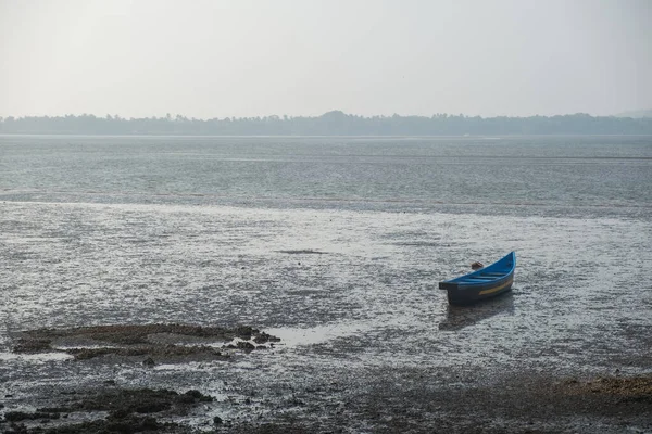 Stara Opuszczona Łódka Wiosłowa Płytkiej Wodzie Goa Indie — Zdjęcie stockowe