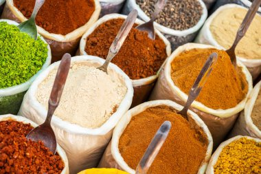 Marketteki Baharatların Yakın Çekimi. Hindistan - Anjuna Pazarı, GOA