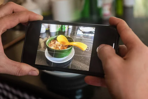 Mãos Blogueiro Masculino Fotografando Sopa Cogumelos Através Telefone Inteligente Café — Fotografia de Stock