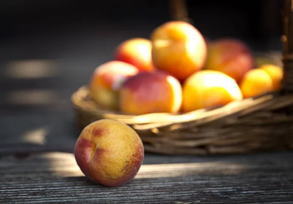 Reife Aprikosen Früchte Auf Dem Tisch — Stockfoto