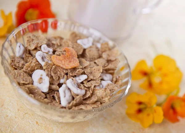 Frukostflingor Och Mjölk — Stockfoto