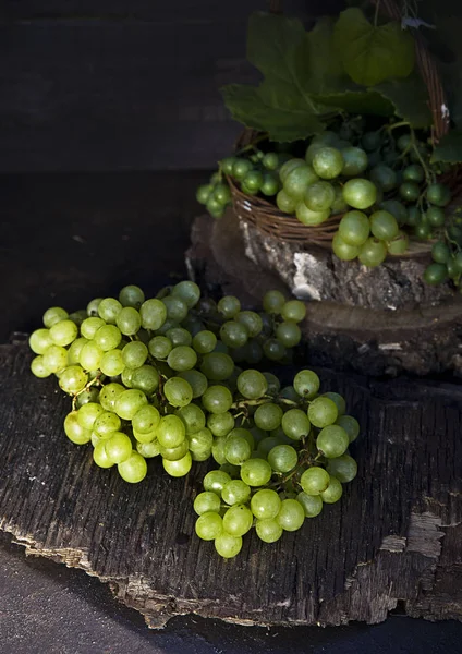 Cambada Uvas Maduras Mesa Madeira — Fotografia de Stock