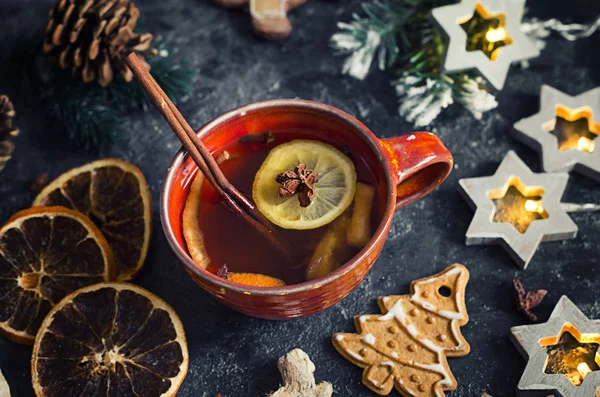 Χριστουγεννιάτικο Τσάι Μπαχαρικά Και Μελόψωμο Μπισκότο — Φωτογραφία Αρχείου