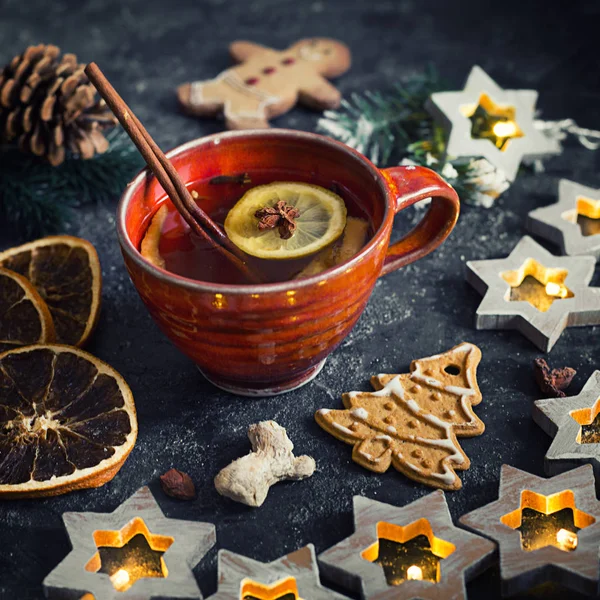 圣诞茶配香料和姜饼饼干 — 图库照片
