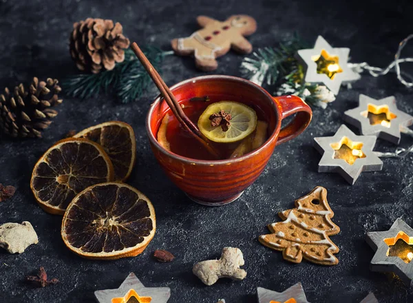 Χριστουγεννιάτικο Τσάι Μπαχαρικά Και Μελόψωμο Μπισκότο — Φωτογραφία Αρχείου