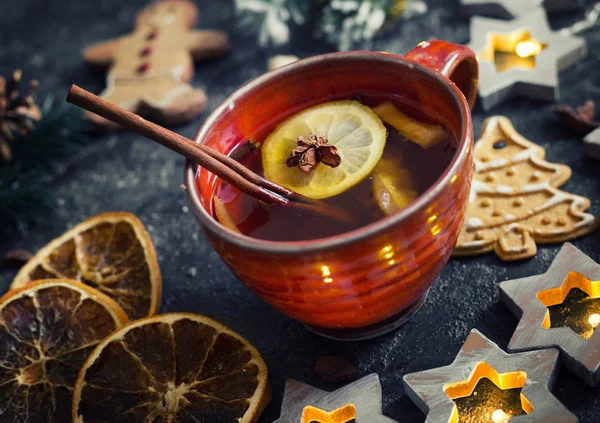 Weihnachtstee Mit Gewürzen Und Lebkuchen — Stockfoto