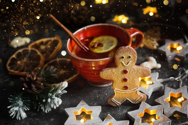 スパイス ジンジャーブレッド クッキーとクリスマス ティー — ストック写真