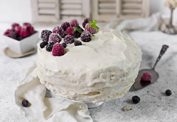 Baiser Kuchen Pavlova Mit Sahne Und Gefrorenen Früchten — Stockfoto