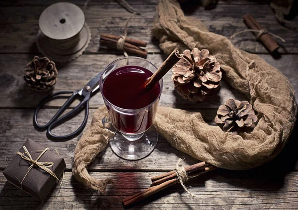 Gorący Smaczny Pikantne Grzane Wino Czerwone Cynamonem — Zdjęcie stockowe