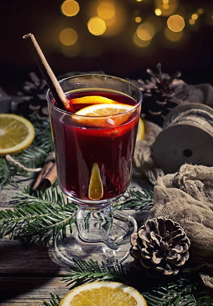 Varmt Välsmakande Kryddigt Glögg Rött Vin Med Apelsin Och Kanel — Stockfoto