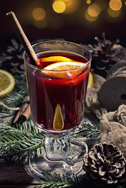 Ζεστό Νόστιμο Πικάντικο Ζεστό Κόκκινο Κρασί Πορτοκάλι Και Κανέλα Χριστούγεννα — Φωτογραφία Αρχείου