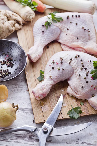 キッチンまな板の上に新鮮な生の鶏の足の配置 — ストック写真