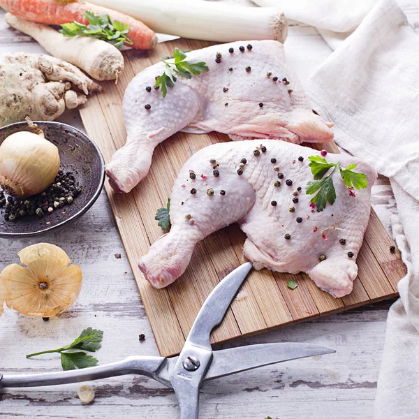 Disposición Las Piernas Pollo Crudo Fresco Tabla Cortar Cocina —  Fotos de Stock