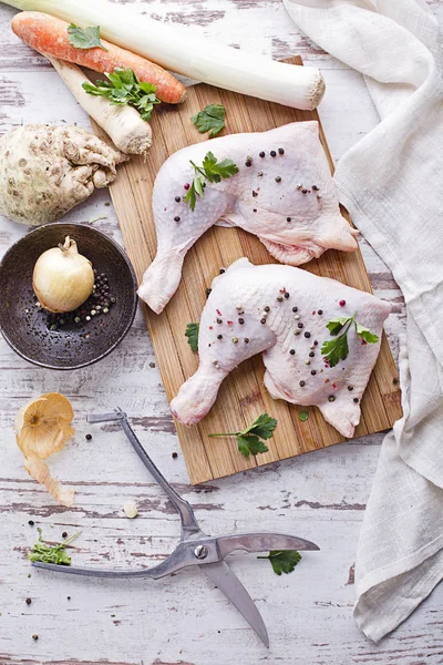 Disposición Las Piernas Pollo Crudo Fresco Tabla Cortar Cocina —  Fotos de Stock