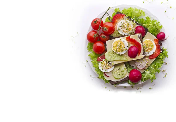 Diet sandwich. Roti hitam, salad, telur, keju dan tomat — Stok Foto