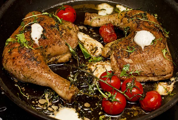 Pernas de frango assadas com queijo branco e tomate — Fotografia de Stock