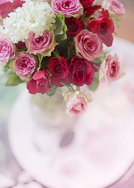 Beau bouquet de roses rouges — Photo