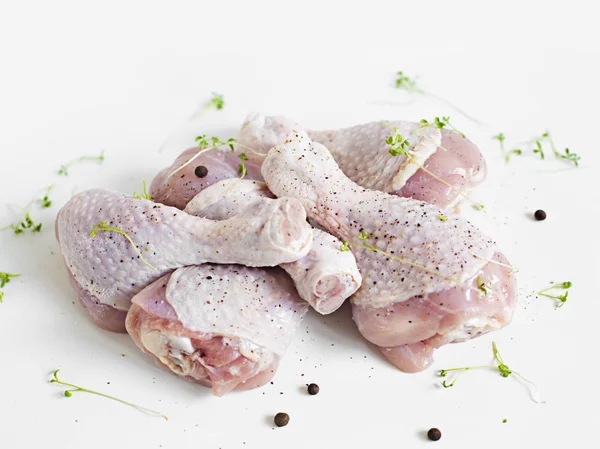 Gambe e spezie di pollo crude — Foto Stock