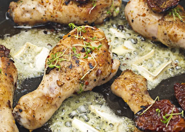 Pernas de frango assadas com queijo branco e tomate — Fotografia de Stock