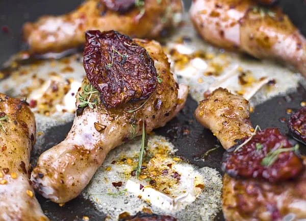 Rostade kycklingklubbor med vit ost och tomater — Stockfoto