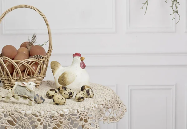 Fondo de Pascua. Huevos y flores de Pascua —  Fotos de Stock