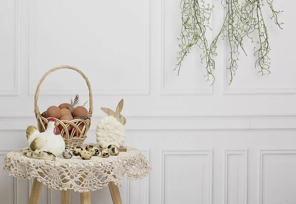 Fondo de Pascua. Huevos y flores de Pascua —  Fotos de Stock