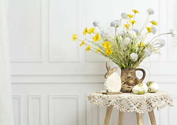 Antecedentes. Ovos de Páscoa e flores — Fotografia de Stock