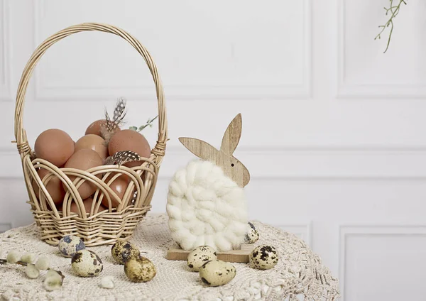 Fondo de Pascua. Huevos y flores de Pascua —  Fotos de Stock