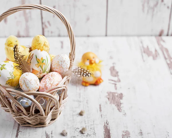 Fondo de Pascua. Huevos y flores de Pascua — Foto de Stock