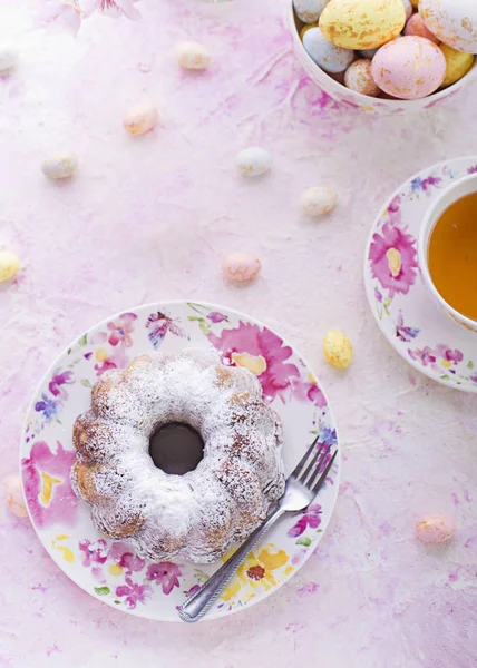 Easter cake and easter eggs — Stock Photo, Image