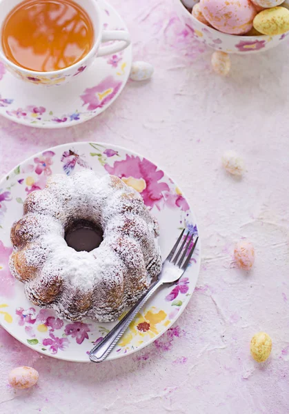 Easter cake and easter eggs — Stock Photo, Image