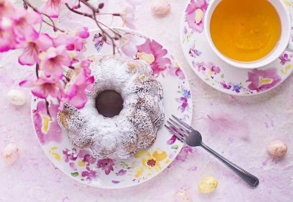 Pastel de Pascua y huevos de Pascua — Foto de Stock