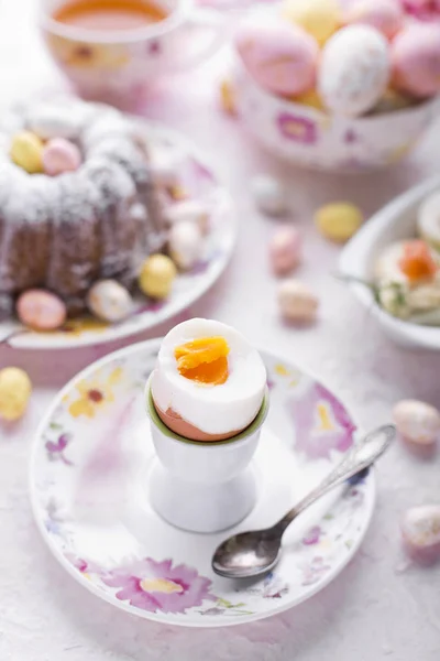 Desayuno de Pascua.Pastel y huevos con salmón — Foto de Stock