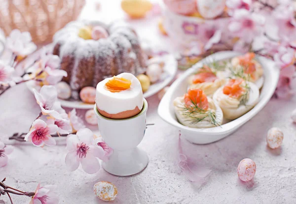 Easter breakfast.Cake and eggs with salmon — Stock Photo, Image