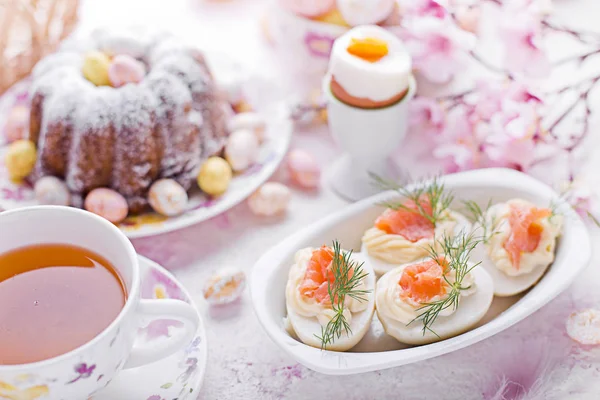 Desayuno de Pascua.Pastel y huevos con salmón — Foto de Stock